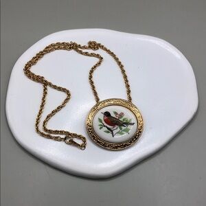 Vintage Avon Welcoming of Spring The Robin Pendant Chain Necklace Gold Tone